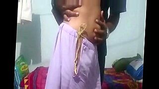 sri lankan woman sexy navel in train buriya