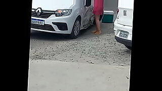 mujeres mirando penes en la calle