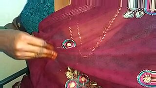 sunny leone open boobs sex video in red saree