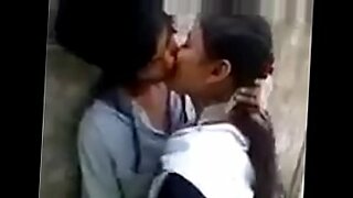 girls lip kiss sex