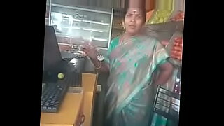 a kitchen lady in saree hot