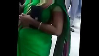 indian aunty get exposed cleavage while washing clothes