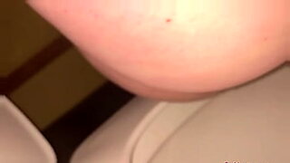 chubby piss in toilet