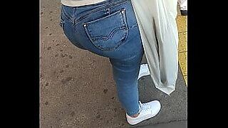 novinha de shortinho jeans alisando a bucet2