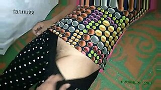 indian aunty showing thighs and panties on road