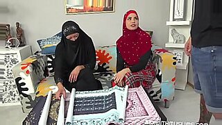indian muslim hijab girl peessing