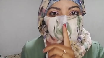 sikwap arab girl in hijab sucks two vibrator