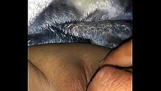 se masturba mientras su bebe llora