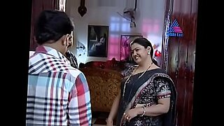 indian sexy aunty in tight blause and saree