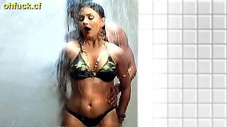 bollywood actress sonali bendre pucking scene
