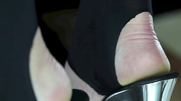 beautiful mistress use a personnal feet slave